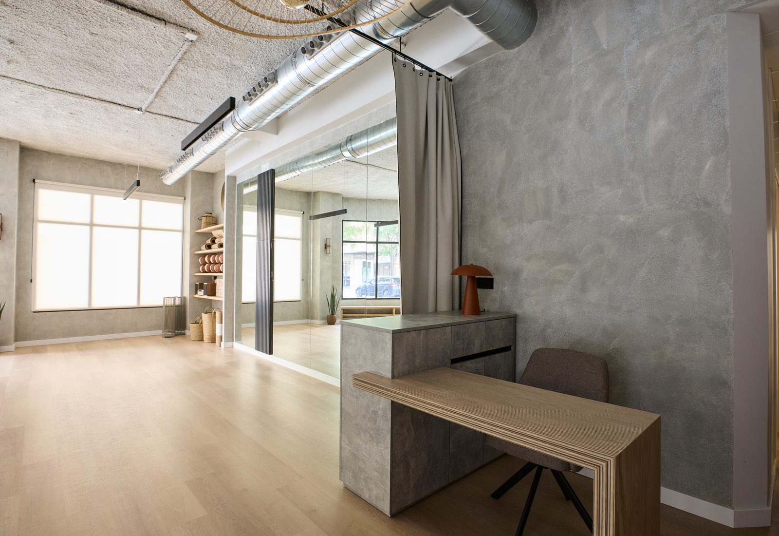 Vista panorámica de la sala y la zona de recepción de GEN Yoga
