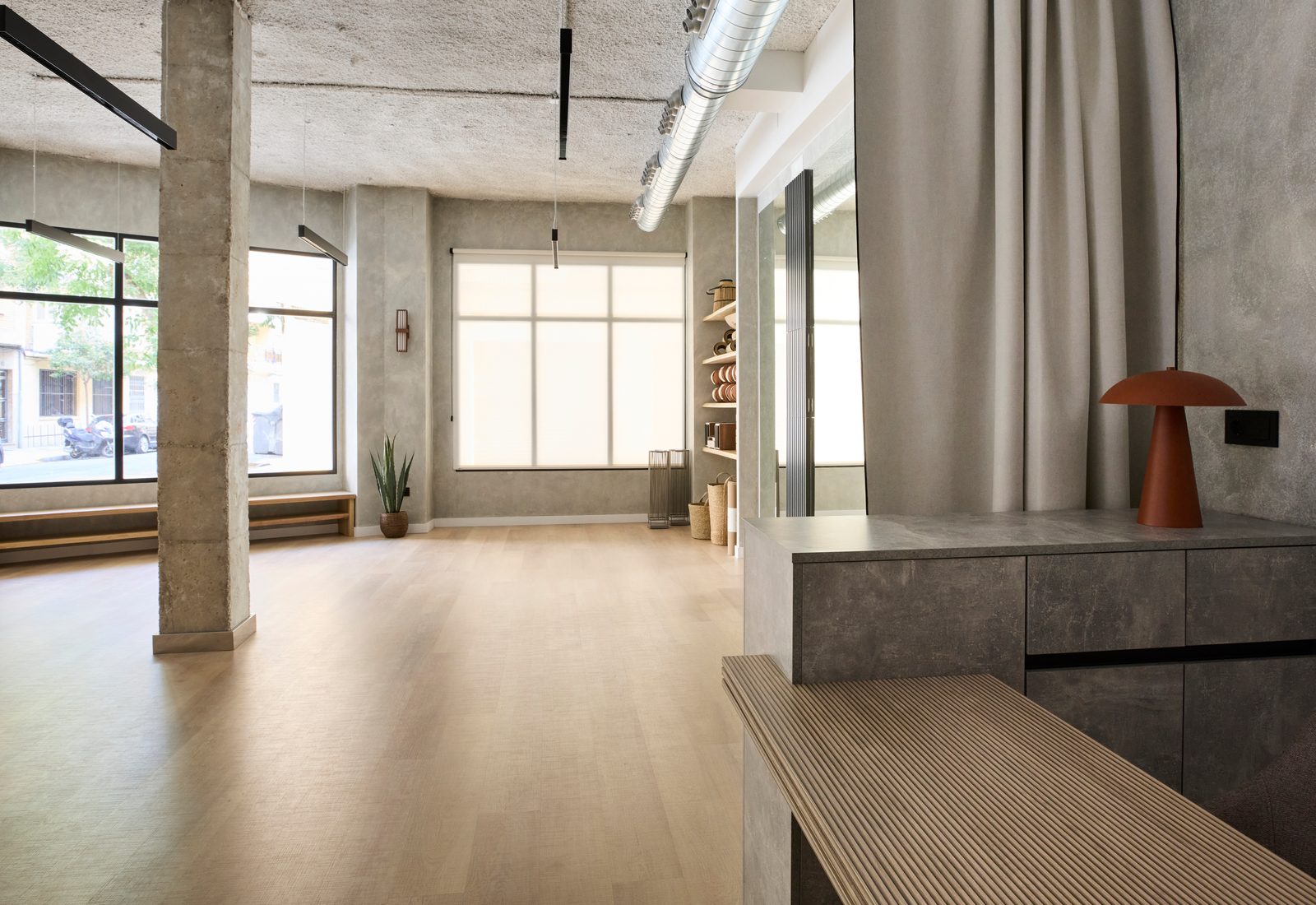 Sala principal de GEN Yoga con suelo de madera, grandes ventanales y luz natural