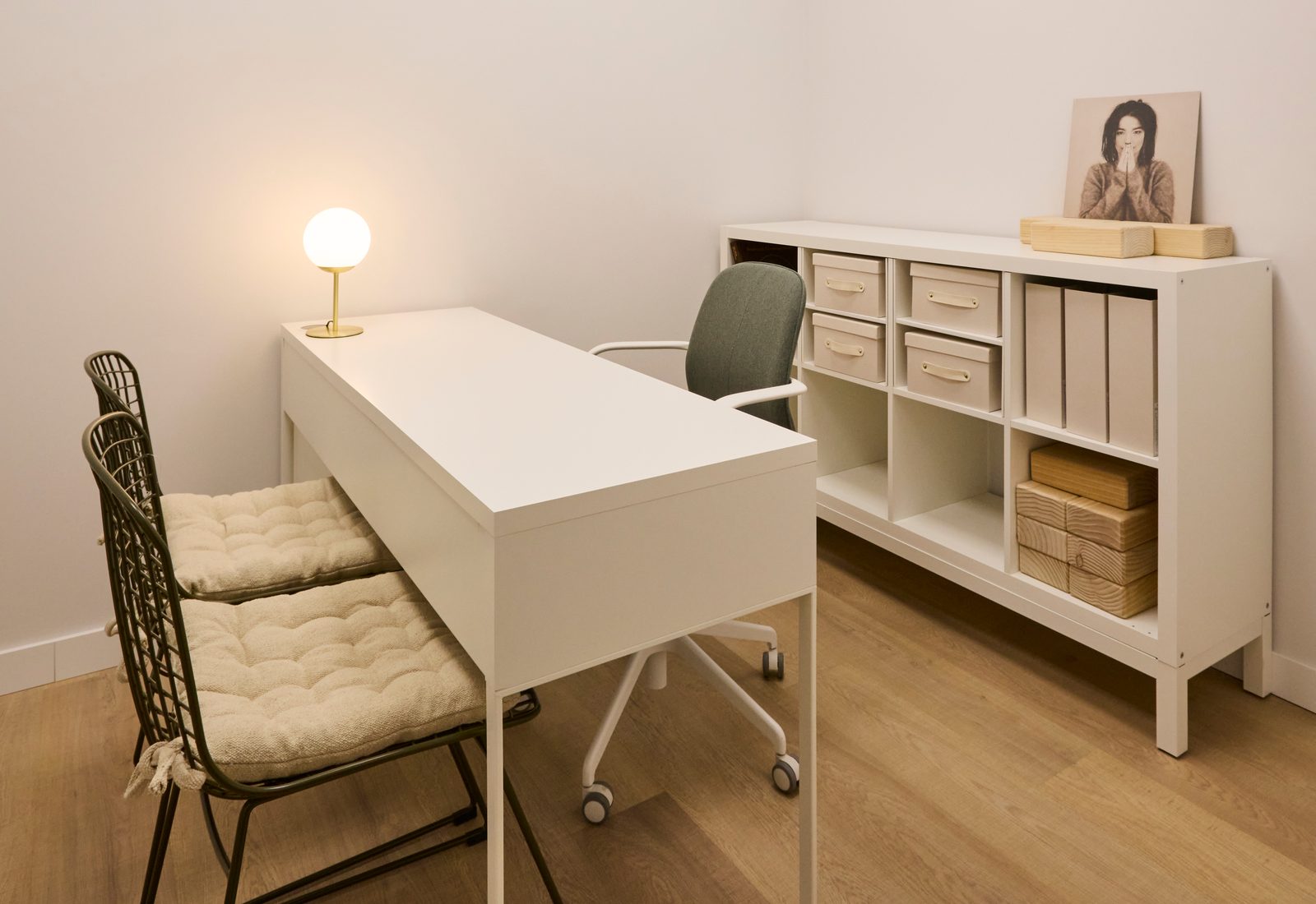 Espacio de consulta de GEN Yoga con escritorio, sillas y luz cálida